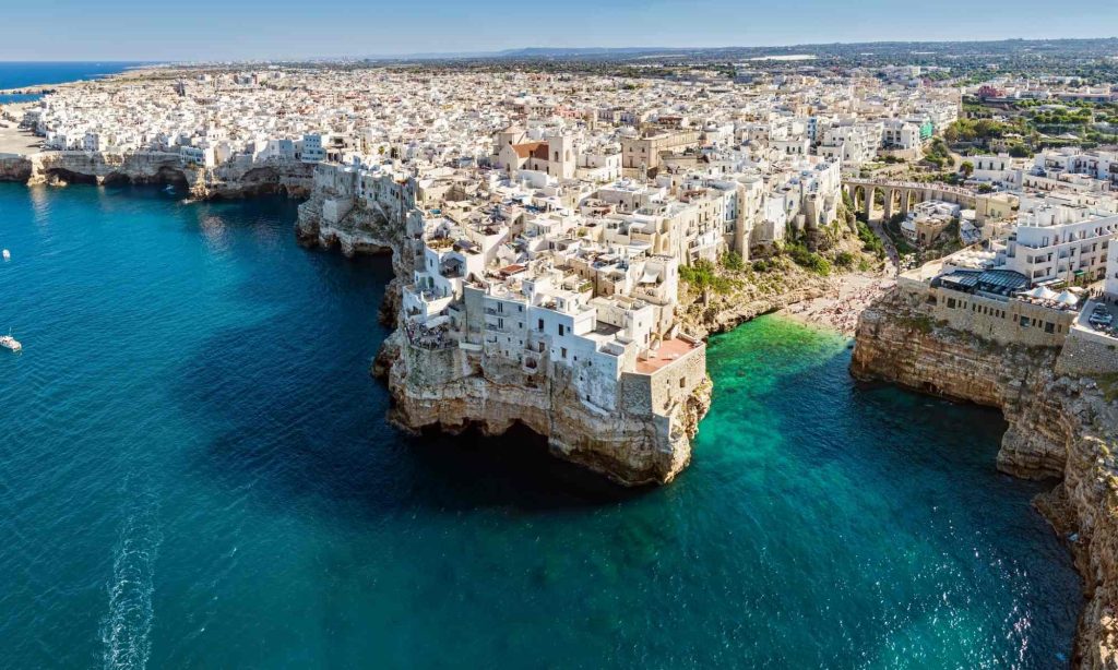 Polignano a Mare - di Sky_Blue da Getty Images Signature via canva.com