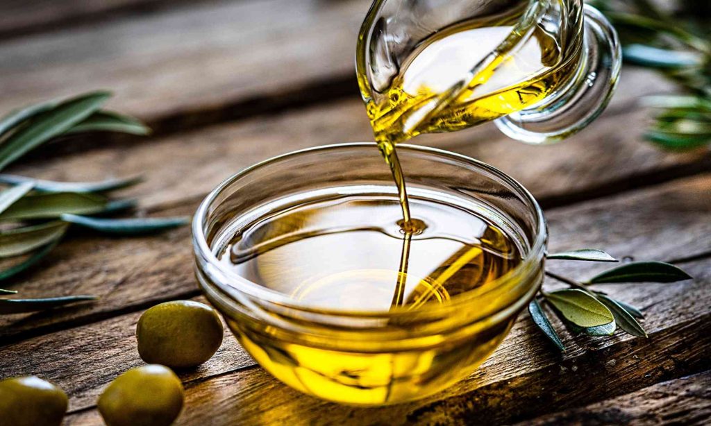 Aceite de oliva - di fcafotodigital da Getty Images Signature via canva.com