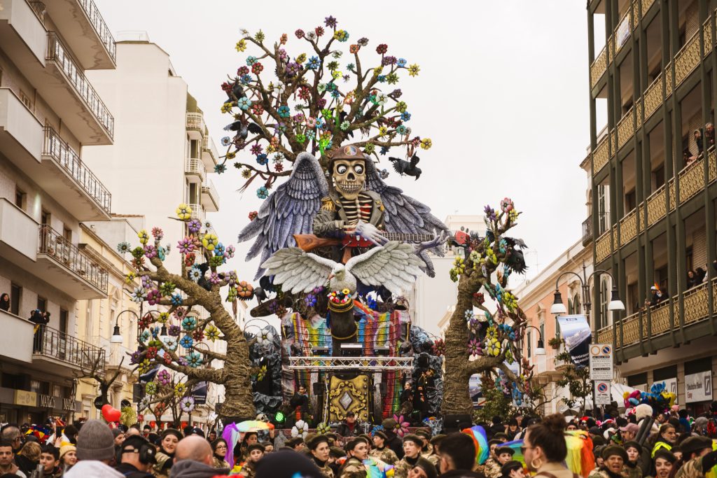 Carnaval de Putignano 2026: tema, desfiles, carrozas y artistas